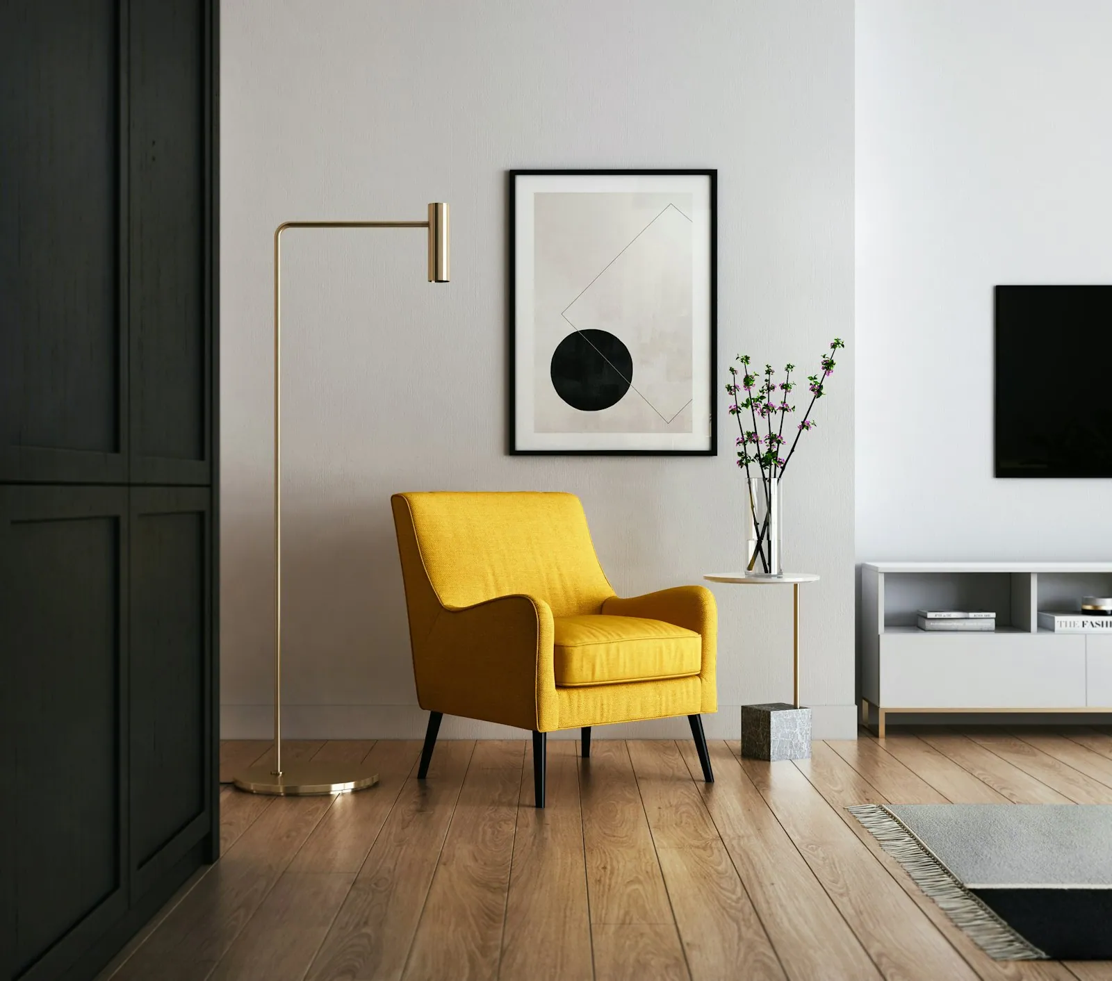 Sala luminosa con un cuadro en la pared y una silla amarilla