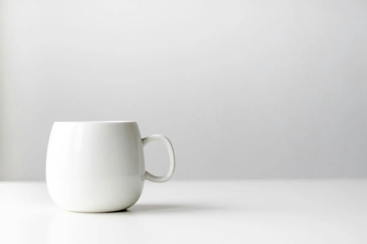 Mug blanco sobre una mesa clara