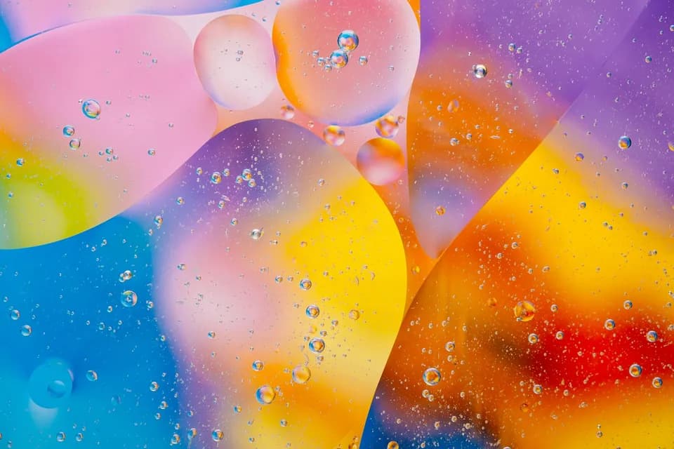 Detalle de una pieza de colores con acabado brillante