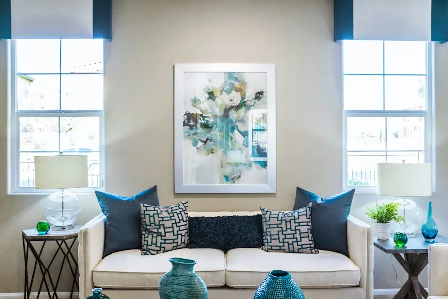 Sala clara con un cuadro grande sobre el sofá